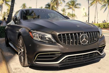 Miami, Florida, ABD - 06 Aralık 2024 Mercedes Benz C 2023 arabası. Mercedes Benz C V8 biturbo tipi lüks bir araba. Mercedes Benz 'in arabası dışarıda park edilmiş. Mercedes Benz C, ön manzara..