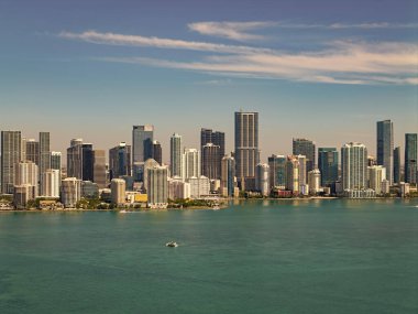 Gökdelen mimarisi olan Brickell Skyline. Şehir silüeti. Rıhtım şehri. Florida, Brickell Key 'den Miami' ye. Şehir merkezinde bir gökdelen. Şehir manzarası silüeti. Miami 'deki Brickell binası..