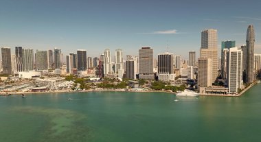 Miami şehir merkezinde. Gökdelen binası. Şehir merkezindeki şehir manzarası. Şehir mimarisi. Miami şehir merkezi silueti. Miami gökdelen şehri. Miami şehrinin ufuk çizgisi Brickell anahtarı. Florida 'ya git..