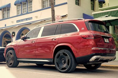 Miami, Florida, ABD - 16 Aralık 2024 Mercedes Benz Maybach GLS 600 'ün kırmızı lüks SUV arabası. Mercedes Benz 'in arabası dışarıda park edilmiş. Mercedes Benz GLS kırmızı renk, yan görünüm. Mercedes Benz GLS SUV araba.