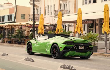 Miami, Florida, ABD - 12 Aralık 2024: 2022 Lamborghini Huracan EVO üstü açık spor araba. Spor araba yeşil Lamborghini Huracan EVO. Lamborghini Huracan 'ın yeşil arabası..