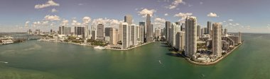 Şehir merkezindeki panoramik şehir manzarası. Şehir mimarisi silüeti. Miami ufuk çizgisi manzarası. Miami gökdelen şehri. Brickell Key 'in panoramik silueti. Miami şehir merkezi panoraması. Modern şehir.