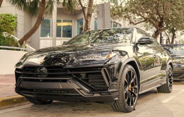 Miami, Florida, ABD - 08 Aralık 2024 Lamborghini Urus S SUV spor yara izi. Lamborghini Urus S tipi lüks bir spor araba. Lamborghini Urus 'un arabası dışarıda park edilmiş. Siyah Lamborghini Urus, köşe manzaralı..