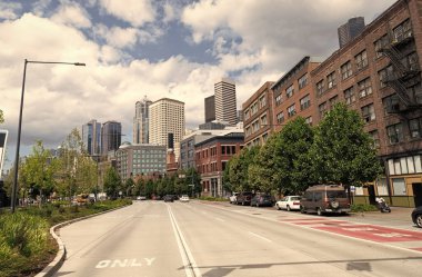 Seattle, Washington, ABD, 26 Temmuz 2024: Şehir caddesi olan şehir manzarası. Caddenin ortasında. Seattle 'ın varış noktası. Şehir manzarası. Seattle 'a giden yol.