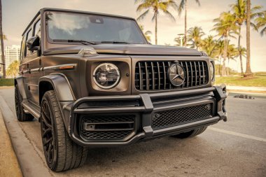 Miami, Florida, ABD - 05 Aralık 2024: 2021 Mercedes Benz G geçiş aracı. Mercedes Benz G tipinde lüks bir araba. Mercedes Benz 'in arabası dışarıda park edilmiş. Mercedes Benz G, köşe görünümü.
