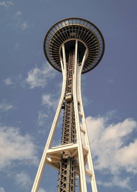 Seattle, Washington, ABD - 26 Temmuz 2024: Modern Seattle mimari simgesi. Uzay iğnesinin mimarisi. Seattle ve Space Needle kulesi. Gökyüzü kadar yüksek mimari simgesi. Seattle dönüm noktası.