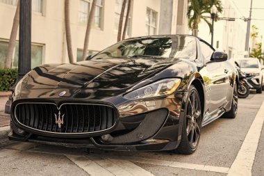 Miami, Florida, ABD - 11 Aralık 2024: 2014 Maserati Gran Turismo üstü açık arabası. Maserati Gran Turismo tipi lüks bir araba. Maserati 'nin arabası dışarıda park edilmiş. Maserati, köşeden bak..