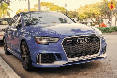 Miami, Florida, ABD - 05 Aralık 2024 Audi RS3 Sport Hatchback otomobili. Audi RS3 'ün lüks arabası. Audi RS3 'ün arabası dışarıda park edilmiş. Audi RS3 mavi renk, köşe görünümü.