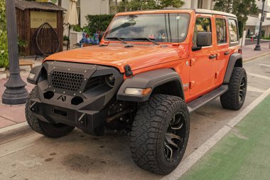 Miami, Florida, ABD - 09 Aralık 2024: Jeep Wrangler SUV arabası. Jeep Wrangler SUV tipi lüks bir araba. Jeep Wrangler 'ın arabası dışarıda. Jeep Wrangler, köşe manzaralı..