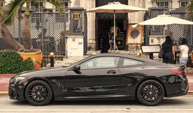Miami, Florida, ABD - 10 Aralık 2024: siyah 2019 BMW M850 Gran Turismo arabası. BMW M850 Gran Turismo tipi lüks bir araba. BMW M850 'nin arabası dışarıda park edilmiş. BMW M850, yan görünüm.