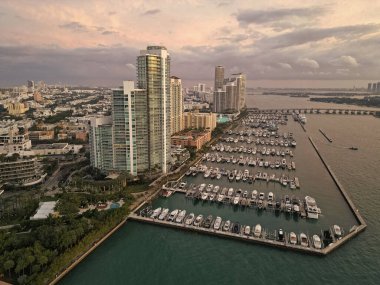 Miami güney sahili manzaralı. Yat kulübü. Marina Miami, Florida 'da. Özel rıhtım. Lüks yatı olan Güney Point Miami marinası. Yaz tatili. Lüks Güney Sahili marinası. Lüks bir yat. Florida gökdeleni.