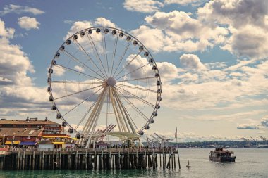 Seattle, Washington, ABD, 26 Temmuz 2024: Dönme dolap. Dönme dolabı olan bir lunapark. Gözlem Dönme dolabı. Gözlem tekerindeki panayır gezisi. Eğlence parkı. Boşluğu kopyala.