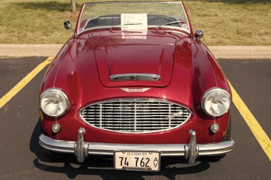 Chicago, Illinois, ABD - 08 Eylül 2024: Austin Healey 100-6 iki koltuklu, üstü açılır eski araba, ön manzara. Retro araba. Retro Austin Healey 100-6 numaralı araba. Chicago 'dan Austin Healey