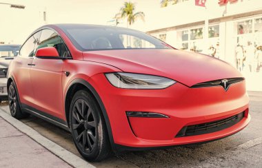 Miami, Florida, ABD - 06 Aralık 2024: Tesla X elektrikli geçiş aracı. Tesla X tipi elektrikli araba. Tesla X 'in arabası dışarıda park edilmiş. Elektrik Tesla X, köşe görünümü.