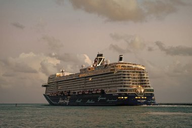 Miami, Florida, ABD - 01 Kasım 2024: TUI Cruises. Gemi turu ve deniz seyahati. Gemi Miami sahil limanından ayrılıyor. Mein Schiff 2 yolcu gemisi yolculuğu. Yaz tatilinde gemi turu. Deniz gezisi.