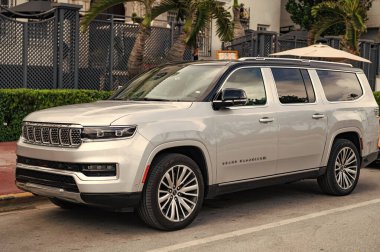 Miami, Florida, ABD - 16 Aralık 2024: Jeep Grand Wagoneer 2024 SUV arabası. Grand Wagoneer 'in lüks SUV arabası. Grand Wagoneer 'in arabası dışarıda park edilmiş. Gri Grand Wagoneer, yan görüş..