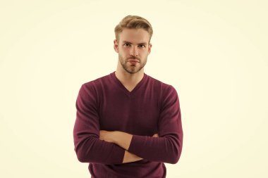 Gündelik kazak giyen genç bir adam. Sıradan bir erkek portresi. Milenyum portresi. Genç adam beyazda izole edilmiş. Şık genç adam portresi. Sıradan bir adam. Adamın şık bir kazağı var. Genç adam tavırları.