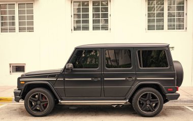 Miami, Florida, ABD - 16 Aralık 2024: siyah Mercedes Benz G 2018 SUV pikap. Mercedes Benz G tipi bir SUV kamyonet. Mercedes Benz 'in arabası dışarıda park edilmiş. Mercedes Benz G, yan görünüm.