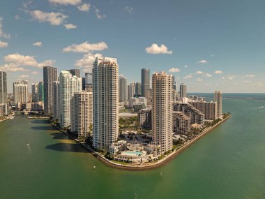 Miami şehrinin ufuk çizgisi Brickell anahtarı. Miami şehir merkezinde. Gökdelen binası. Şehir merkezindeki şehir manzarası. Şehir mimarisi. Miami şehir merkezi silueti. Miami gökdelen şehir manzarası.