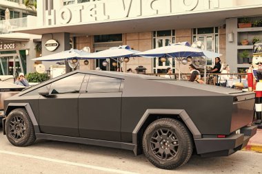 Miami, Florida, ABD - 06 Aralık 2024 Tesla Cybertruck elektrikli kamyonet vagonu. Tesla Cybertruck 'ın siyah elektrikli arabası. Tesla Cybertruck 'ın arabası dışarıda park edilmiş. Tesla Cybertruck, yan görüş.