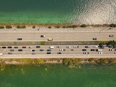 Liman Koyu Adaları 'nı Miami' ye bağlayan yol. Geçidin üst hava manzarası. Key Biscayne Köprüsü. Arabalar geçerken köprü çiz. Broad Causeway Köprüsü Biscayne Körfezi boyunca uzanır..
