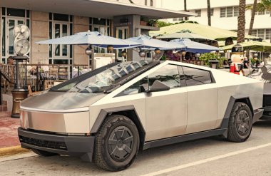 Miami, Florida, ABD - 06 Aralık 2024 Tesla Cybertruck elektrikli kamyonet vagonu. Tesla Cybertruck 'ın elektrikli arabası. Tesla Cybertruck 'ın arabası dışarıda park edilmiş. Tesla Cybertruck, köşe manzaralı..