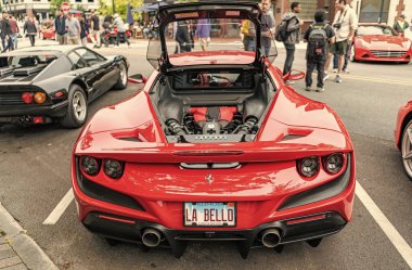 Chicago, Illinois - 29 Eylül 2024: Ferrari F8 Spider veya Haraç kırmızısı. Ferrari F8 Spider ya da Haraççı sokağa park etmiş. Arkadan bak. Lüks Ferrari F8 Örümcek ya da Chicago 'daki haraç