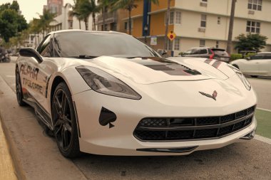 Miami, Florida, ABD - 12 Aralık 2024 Chevrolet Corvette C7 Chevy spor arabası. Chevrolet Corvette C7 tipi lüks bir spor araba. Chevrolet Corvette 'in arabası dışarıda park edilmiş. Chevrolet Corvette, köşe manzaralı..