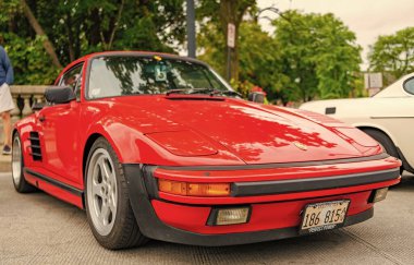 Chicago, Illinois - 29 Eylül 2024: Porsche 930 turbo veya 911 kırmızı rengi. Porsche 930 turbo ya da sokağa park edilmiş 911. Ön manzara. Porsche 930 turbo veya Chicago 'da 911