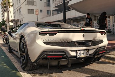 Miami, Florida, ABD - 08 Aralık 2024 Ferrari 296 GTB spor yara izi. Ferrari 296 GTB 'nin lüks spor arabası. Ferrari GTB 'nin arabası dışarıda park edilmiş. Ferrari 296 GTB, köşe görünümü.