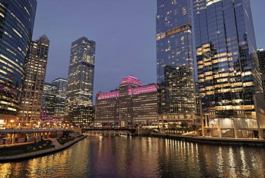 Chicago gökdelen binasının gece manzarası. Chicago gökdelenin mimarisi. Şehir gecesi aydınlatılmış bina. Gökdelen şehir manzarası. Chicago 'nun gece şehri. İş şehri.