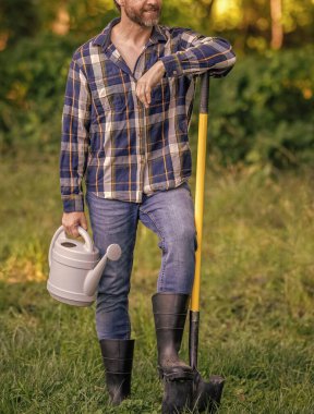 Ağaç dikiyorum. Bahçıvanlık ve tarım. Kürekli İspanyol bir çiftçi. Bahar çiftliğindeki çiftçi. İnsan kürekle ağaç diker. Bahçe aleti. Bitki ekme ve yetiştirme. Bahar çiftçiliği. Sıkı çalışmadan sonra rahatla.