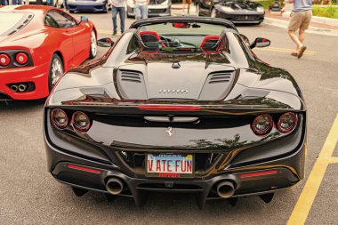 Chicago, Illinois - 29 Eylül 2024: Ferrari F8 Spider veya Tributo siyah rengi. Ferrari F8 Spider ya da Haraççı sokağa park etmiş. Arkadan bak. Lüks Ferrari F8 Örümcek ya da Chicago 'daki haraç