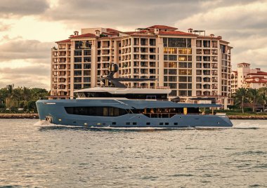 Yat marinaya gidiyor. Tekne ve yat gezisi. Lüks bir yaşam tarzı. Fisher Adası 'nda lüks bir binada yat. Yaz tatili. Fisher Adası Binası. Lüks motorlu tekne yatı. Turistik bölge.