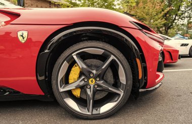 Chicago, Illinois - 29 Eylül 2024 Ferrari Purosangue kırmızı renk. Ferrari Purosangue SUV sokağa park etmiş. Tekerlek. Şatoda lüks Ferrari Purosangue