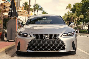 Miami, Florida, ABD - 09 Aralık 2024 Lexus 2022 Sports Scar. Lexus tipi lüks bir spor araba. Lexus 'un arabası dışarıda park halinde. Lexus spor arabası, ön manzara..