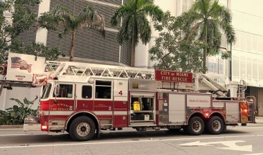 Miami, Florida, ABD - 01 Aralık 2024: İtfaiye aracı. Miami 'de itfaiye. Dışarıda büyük bir itfaiye aracı var. İtfaiye aracı, yan görüş. İtfaiye aracının paspası. İtfaiye ekipleri.