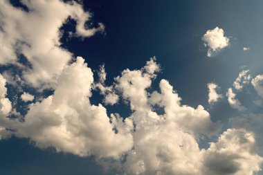 Gökyüzü bulutları. Mavi Cennet ve beyaz bulutlar. Yumuşak güneş ışığıyla beyaz bulutlu cennet. Pastel mavi gökyüzü arka planında bulutlar. Gökyüzü Manzarası Arkaplanı. Gökyüzü Bulutları Duvar Kağıdı.