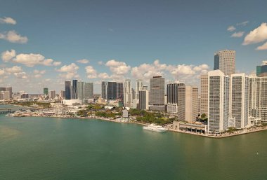 Miami şehir merkezinde, Florida 'da panoramik modern mimari. Miami ufuk çizgisi panoramik manzara. Brickell Key, ABD 'de gökdelenli şehir manzarası. Şehir merkezi Brickell Miami.