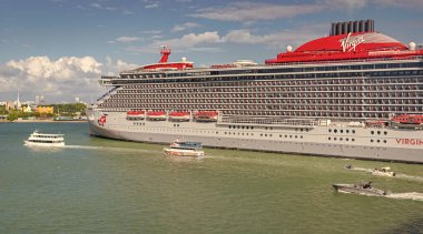 Miami, Florida, ABD - 03 Kasım 2024: Gemi turu ve deniz yolculuğu. Miami sahil limanında gemi. Virgin Voyages yolcu gemisi yolculuğu. Yaz tatilinde gemi turu. Bakire Yolculukları hattı. Yaz zamanı..