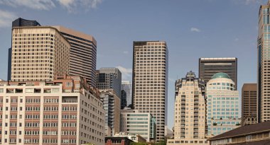 Şehir merkezindeki gökdelen. Şehrin ufuk çizgisi mimarisi. İş bölgesindeki ofis binası. Konut binası. Gökdelen mimarisi. Gökdelen şehir silueti. Şehir manzarası.