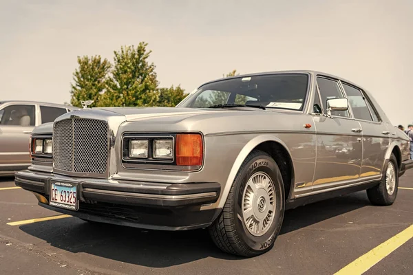 Chicago, Illinois, ABD - 08 Eylül 2024: Bentley 8 klasik araç, arka görüş. Klasik bir araba. Klasik Bentley 8 arabası. Chicago 'da Bentley Sekiz