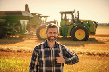 Olgun tarım. Erkek tarlası hasat et. Çiftçi tarım uzmanı. Ekin hasadı. Çiftçi buğdayı kontrol ediyor. Hasat zamanı tarım buğdayı. Kırsal kesim. Tarlada hasat yapan çiftçi adam. İyi kalite.