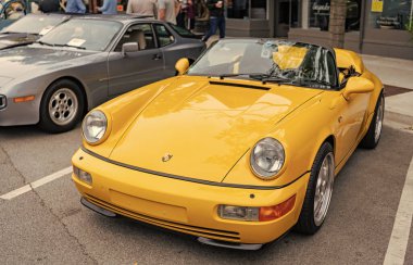 Chicago, Illinois - 29 Eylül 2024: Porsche 911 Carrera Coupe yolda. Porsche 911 Carrera Roadster sarı renk. Porsche 911 Chicago 'daki Carrera Speedster..