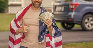 Enflasyon konsepti. Amerikan vergi politikası. Kesik gözlü adam ve Amerikan bayrağı. Amerika 'da vergi ödemek. Katma değer vergisi. Vergi sistemi. Kopya uzayında vatansever bir adam. Amerikan bayrağı ve dolar parası olan adam..