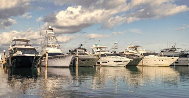 Lüks yat limanı, limanda lüks bir tekne, yaz tatili..