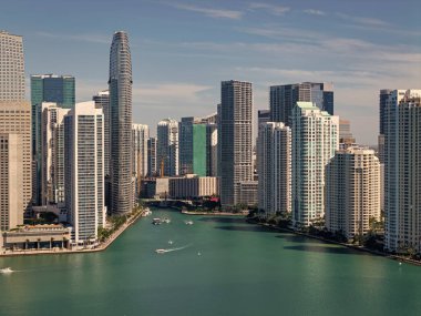 Brickell Miami şehir merkezinde. Miami şehir merkezinde, Florida 'da panoramik modern mimari. Miami ufuk çizgisi panoramik manzara. Brickell Key, ABD 'de gökdelenli şehir manzarası.