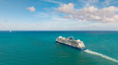 Miami, Florida, ABD - 11 Mayıs 2025: Ünlüler gemi seyahatleri. Gemi turu ve deniz seyahati. Gemi Miami limanından ayrılıyor. Yolcu gemisi yolculuğunun ötesinde bir şöhret. Yaz tatilinde gezmek.