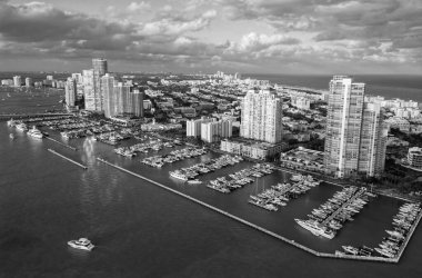 Marina Miami, Florida 'da. Biscayne Körfezi. Lüks yatı olan Miami marinası. Yaz tatili. Lüks Güney Sahili marinası. Lüks bir yat. Miami güney sahili manzaralı. Yat Kulübü.