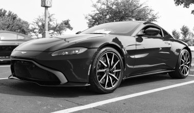 Chicago, Illinois, ABD - 08 Eylül 2020 Aston Martin v8 Vantage üstü açık spor araba, köşe manzaralı. Aston Martin V8 Vantage. Üstü açık Aston Martin V8 Vantage kırmızı araba